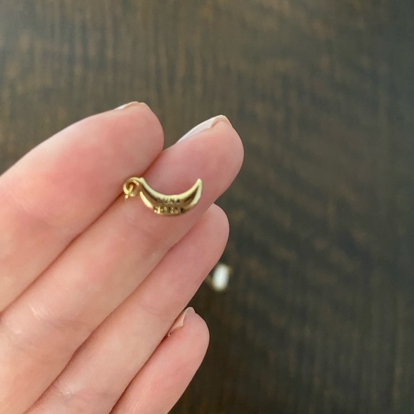 Gold necklace with white pendant - Picture 2 of 2